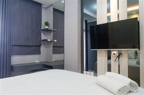 Foto 7 - Stylish Studio Apartment Connected to Ciputra World Mall at The Vertu