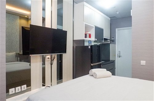 Foto 14 - Stylish Studio Apartment Connected to Ciputra World Mall at The Vertu