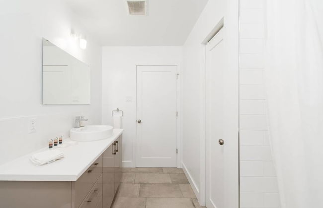 Explore Montreal From Sleek Contemporary Apartment - Foto 13