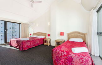 Photo 3 - Broadbeach Travel Inn Apartments