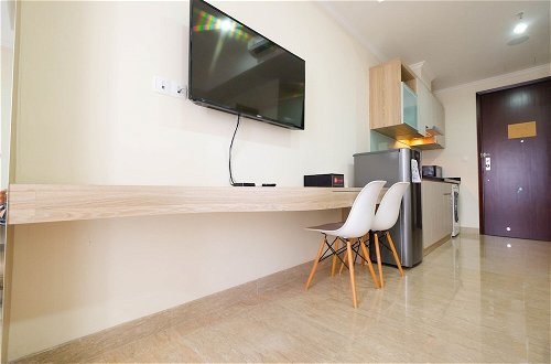 Foto 5 - Comfy Studio Room with City View at Menteng Park Apartment