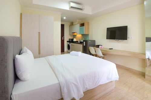 Photo 21 - Comfy Studio Room with City View at Menteng Park Apartment