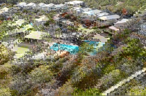 Photo 2 - Pearl by Avantstay Idyllic Seaside Getaway w/ 2 Large Decks & Lush Garden