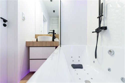Foto 41 - Movie Jacuzzi Apartment by Renters