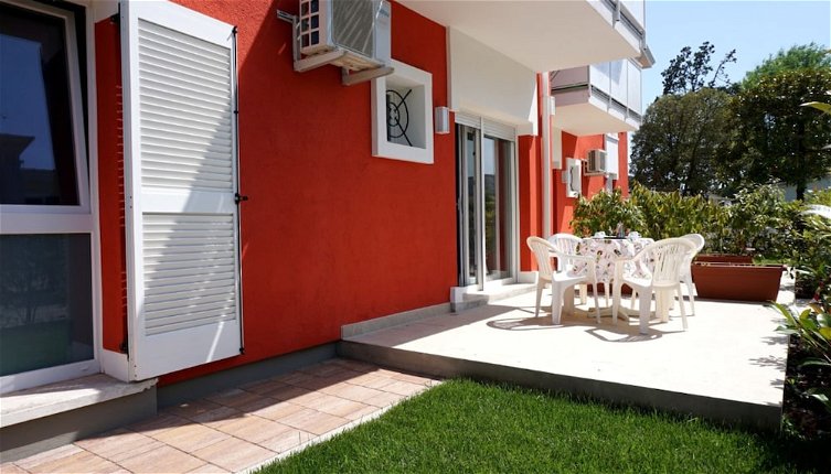 Foto 1 - Modern Apartment With Private Garden
