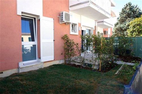Foto 13 - Modern Apartment With Private Garden