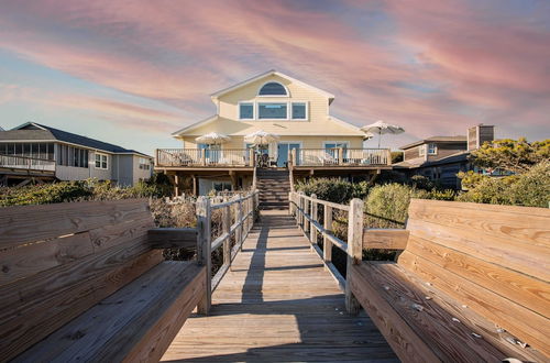 Photo 39 - Lighthouse by Avantstay Beachfront View Home w/ Pool Table & Ping Pong