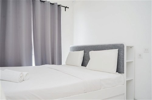 Foto 1 - Comfy And Cozy Stay Studio Room At Sky House Bsd Apartment