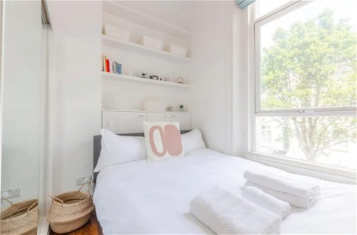 Photo 2 - Contemporary 1 Bedroom Apartment in Heart of Shepherds Bush
