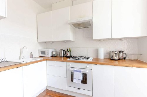 Foto 5 - Contemporary 1 Bedroom Apartment in Heart of Shepherds Bush