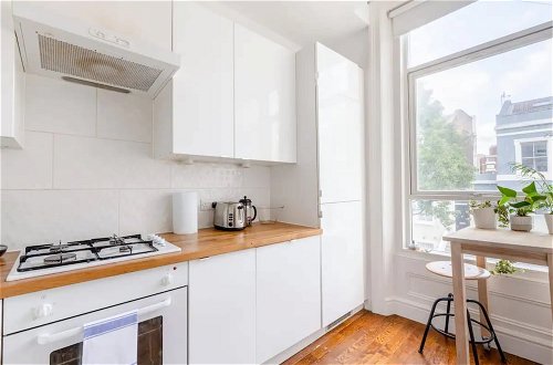 Foto 4 - Contemporary 1 Bedroom Apartment in Heart of Shepherds Bush
