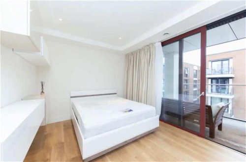 Photo 1 - Modern 1 Bedroom Apartment With Balcony in Earlsfield