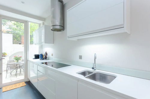 Photo 8 - Modern 2 Bedroom Apartment Near Gloucester Road