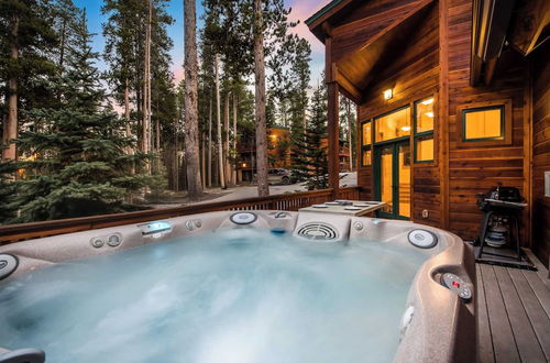 Photo 24 - Camber by Avantstay Cozy, Chic Cabin w/ Hot Tub