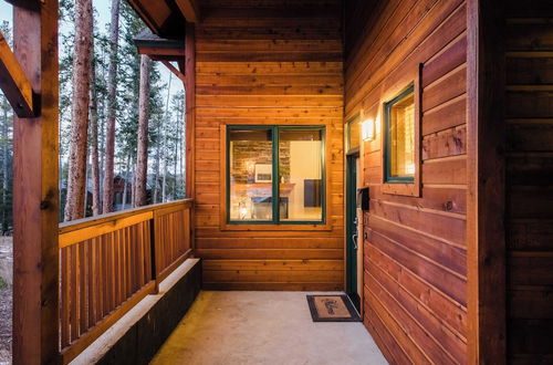 Photo 11 - Camber by Avantstay Cozy, Chic Cabin w/ Hot Tub