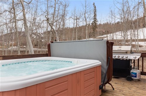 Photo 11 - Russell Home by Avantstay Expansive Deck, Stunning Views & Hot Tub