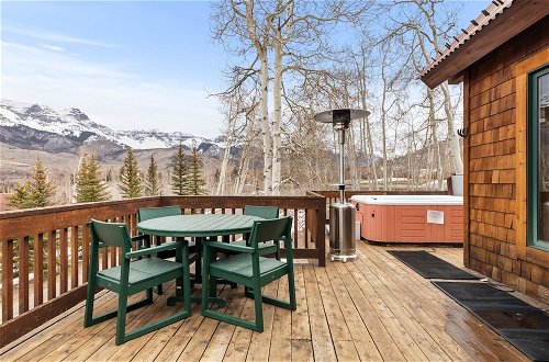 Photo 32 - Russell Home by Avantstay Expansive Deck, Stunning Views & Hot Tub