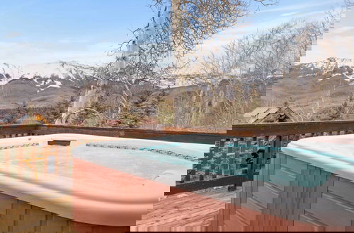Foto 1 - Russell Home by Avantstay Expansive Deck, Stunning Views & Hot Tub!