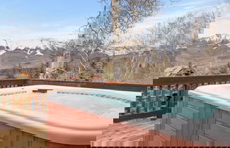 Foto 1 - Russell Home by Avantstay Expansive Deck, Stunning Views & Hot Tub!