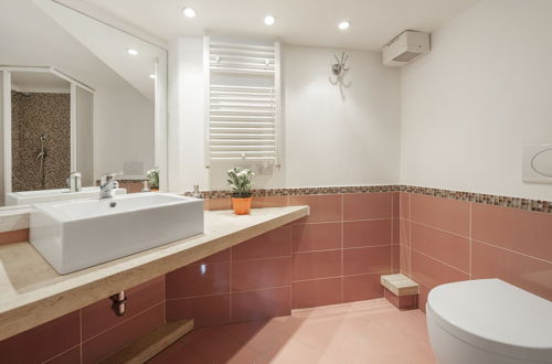 Photo 22 - Inviting 3-bed Apartment in Roma 4mins to Colosseo