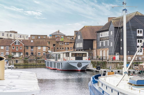 Photo 27 - Altido Stunning 5-Bed Boathouse On The River Thames