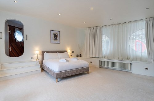 Photo 1 - Altido Stunning 5-Bed Boathouse On The River Thames