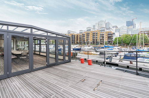 Photo 26 - Altido Stunning 5-Bed Boathouse On The River Thames