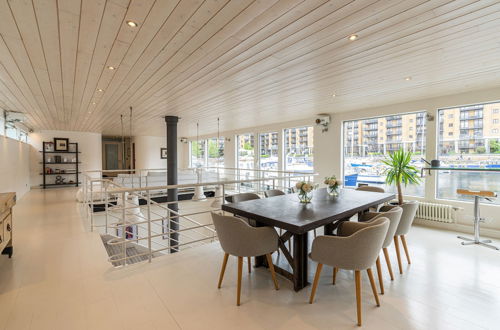 Foto 7 - Altido Stunning 5-Bed Boathouse On The River Thames