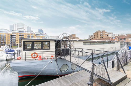 Photo 28 - JOIVY Stunning 5-Bed Boathouse On The River Thames