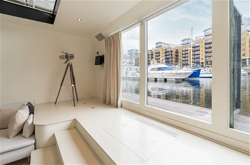 Photo 11 - Altido Stunning 5-Bed Boathouse On The River Thames
