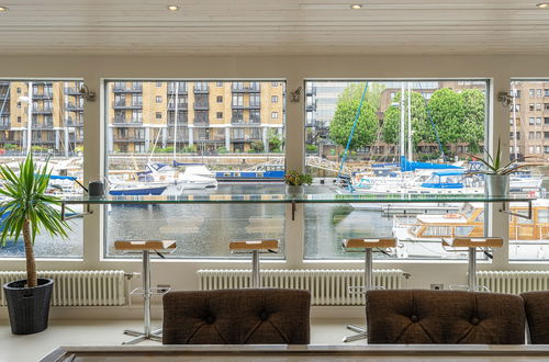 Photo 12 - Altido Stunning 5-Bed Boathouse On The River Thames