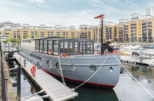 Photo 29 - JOIVY Stunning 5-Bed Boathouse On The River Thames