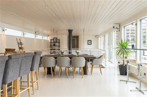 Photo 6 - Altido Stunning 5-Bed Boathouse On The River Thames
