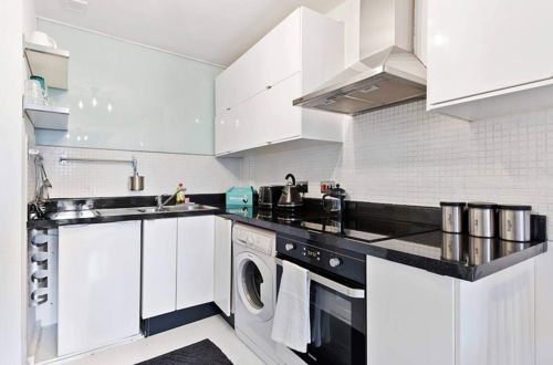Photo 13 - Modern 2 Bedroom Apartment in Hoxton