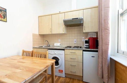 Photo 9 - Centrally Located 1 Bedroom Apartment Near Paddington