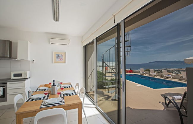 Villa Abbie, Panoramic Sea Views - Photo 8