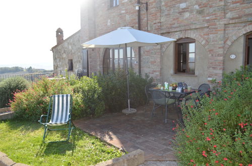 Foto 1 - Apartment With Private Garden in Tuscany