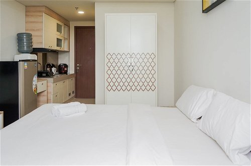 Photo 5 - Comfy Studio with Minimalist Design Parkland Avenue Apartment