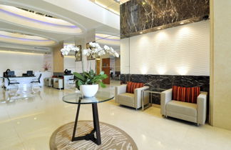 Photo 3 - Mayfair Suites