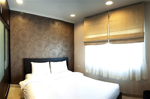Photo 11 - Mayfair Suites