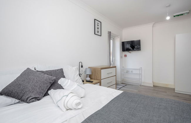 Remarkable 1-bed Studio in Dagenham - Photo 5