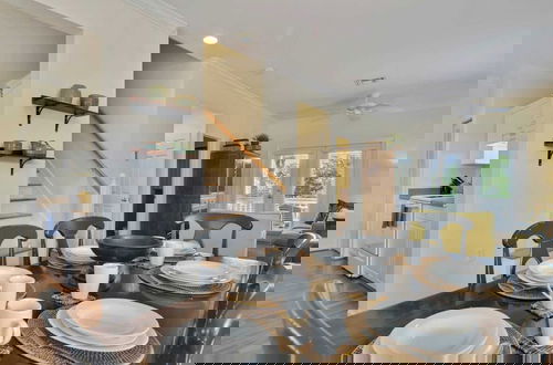 Foto 7 - Coral Villa by Avantstay Close 2 DT Key West Shared Pool & Patio!
