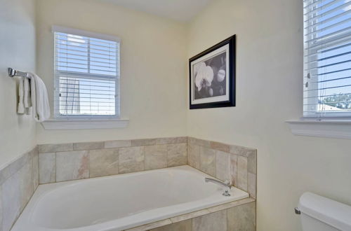 Photo 12 - Coral Villa by Avantstay Close 2 DT Key West Shared Pool & Patio