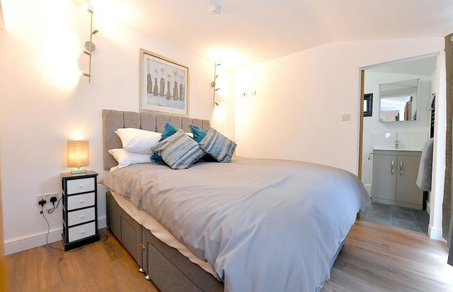 Cheerful 1BD Cottage With Parking Nr Guildford - Foto 3