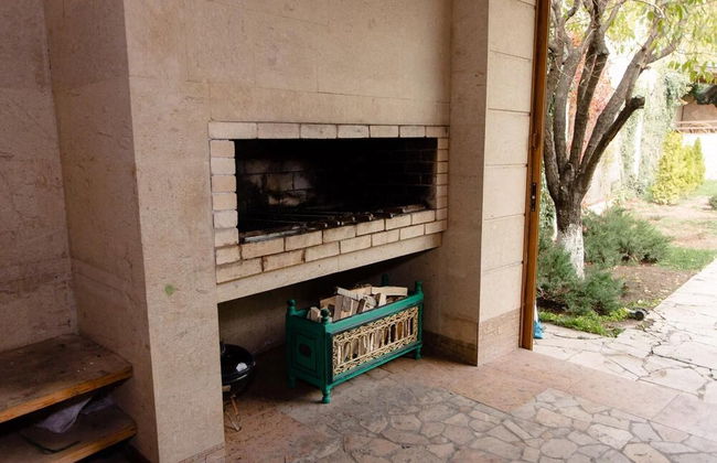 4 Bed Villa Estate Sleeps 7 - Pool, Garden, Sauna - Foto 43