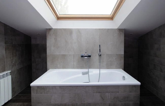 4 Bed Villa Estate Sleeps 7 - Pool, Garden, Sauna - Foto 16