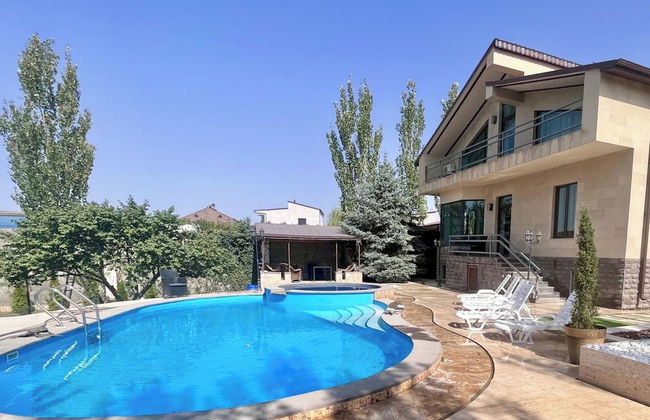4 Bed Villa Estate Sleeps 7 - Pool, Garden, Sauna - Foto 1