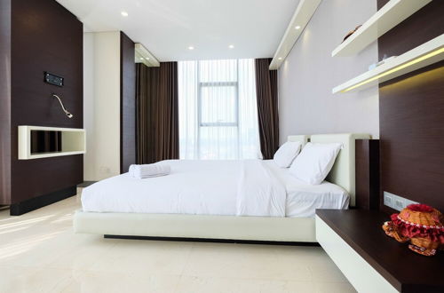 Photo 8 - Modern Elegant Design L'Avenue Apartment