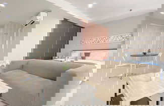 Foto 3 - Spacious And Cozy Living Studio At Azalea Suites Apartment