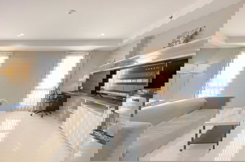 Foto 6 - Spacious And Cozy Living Studio At Azalea Suites Apartment